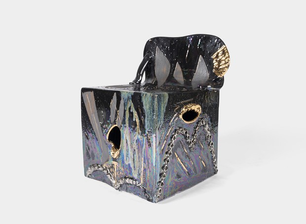 Cadeira de Reinaldo Sanguino para a The Future Perfect. As peças de cerâmica do artista feitas à mão têm camadas de pintura e aplicações de ouro (Foto: Divulgação )