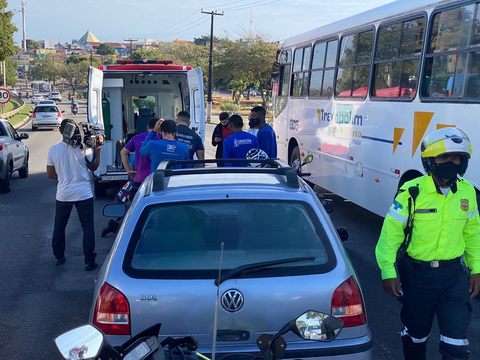 Acidente entre moto e micro-ônibus causa congestionamento na BR-101 em Natal  — Foto: Kléber Teixeira/Inter TV Cabugi
