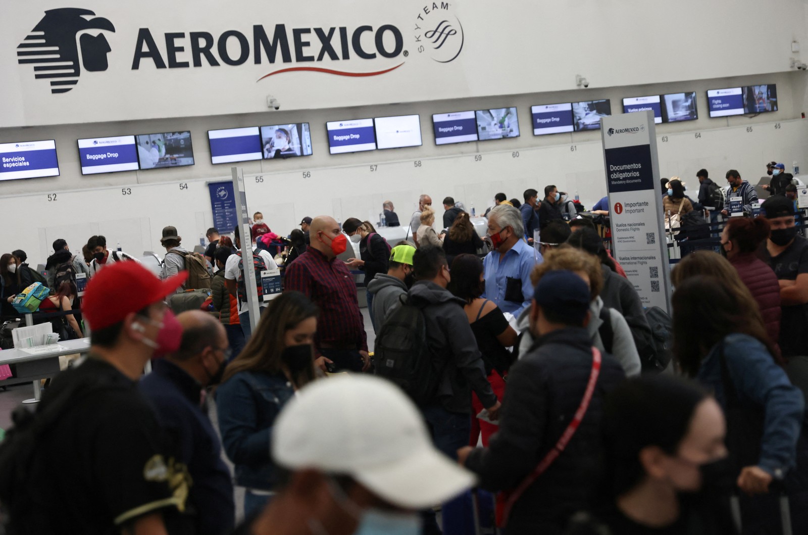 Passageiros aguardam em filas no aeroporto da Cidade do México após mais de 80 pilotos do terem testado positivo para a Covid-19, forçando a suspenção de voos REUTERS