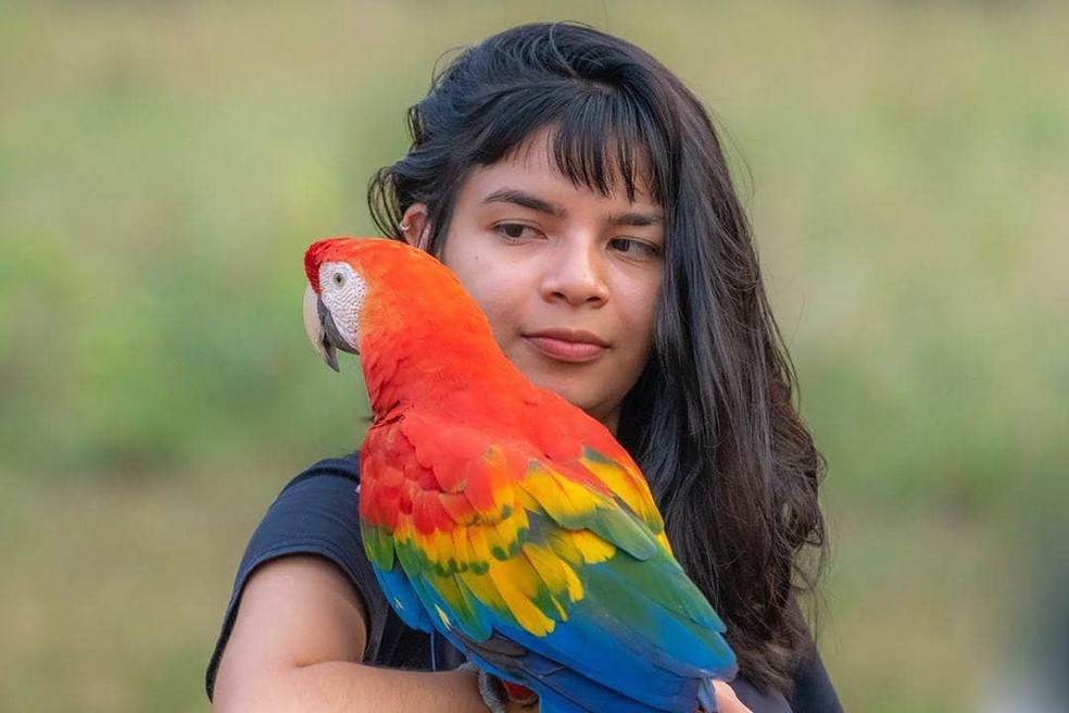 Txai Suruí em foto com arara da Amazônia — Foto: Instagram/Reprodução
