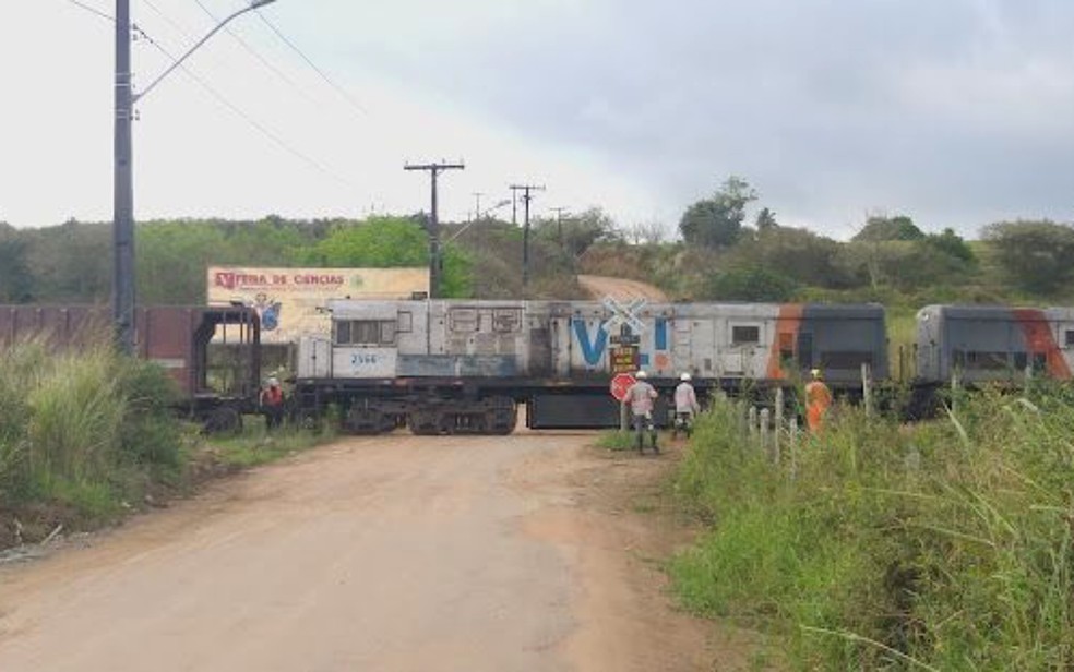 Locomotiva de trem descarrila no interior da Bahia — Foto: Reprodução/Bahia10