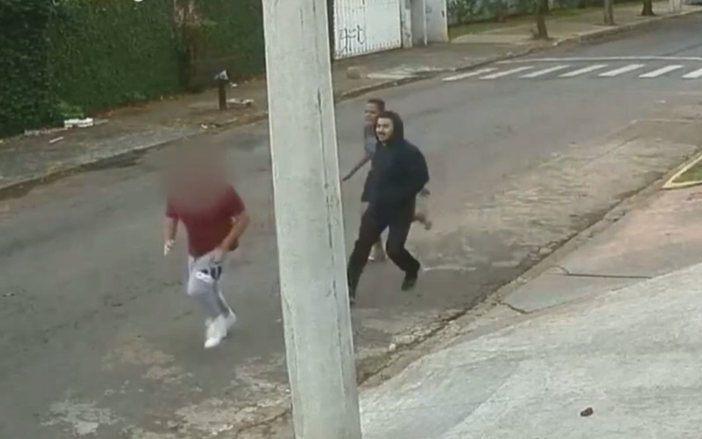 Jovem foi perseguido por dois dos três homens que teriam o agredido em Goiânia — Foto: Reprodução/TV Anhanguera