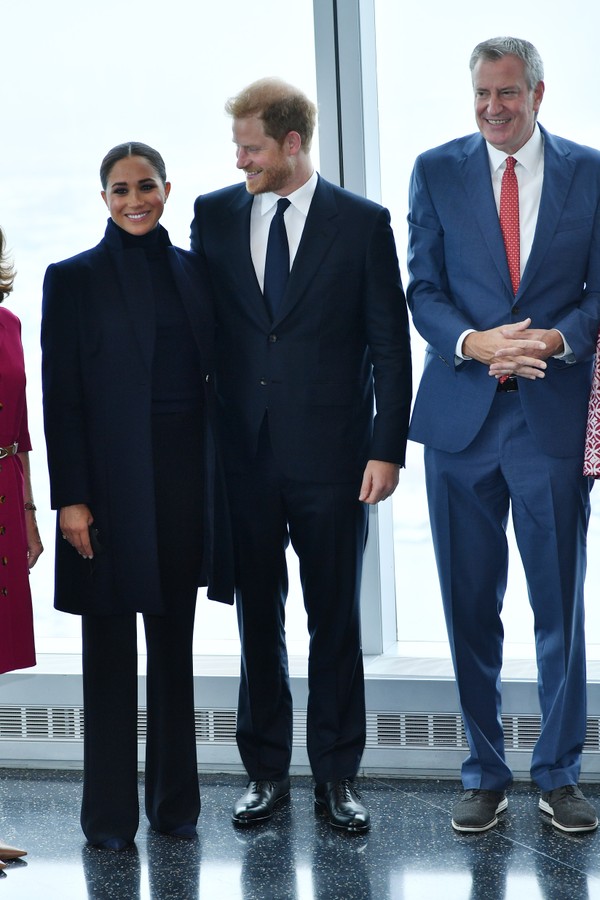 NEW YORK, NEW YORK - SEPTEMBER 23: Meghan, Duchess of Sussex and Prince Harry, Duke of Sussex pose with NYC Mayor Bill De Blasio at One World Observatory on September 23, 2021 in New York City. (Photo by Roy Rochlin/Getty Images) (Foto: Getty Images)