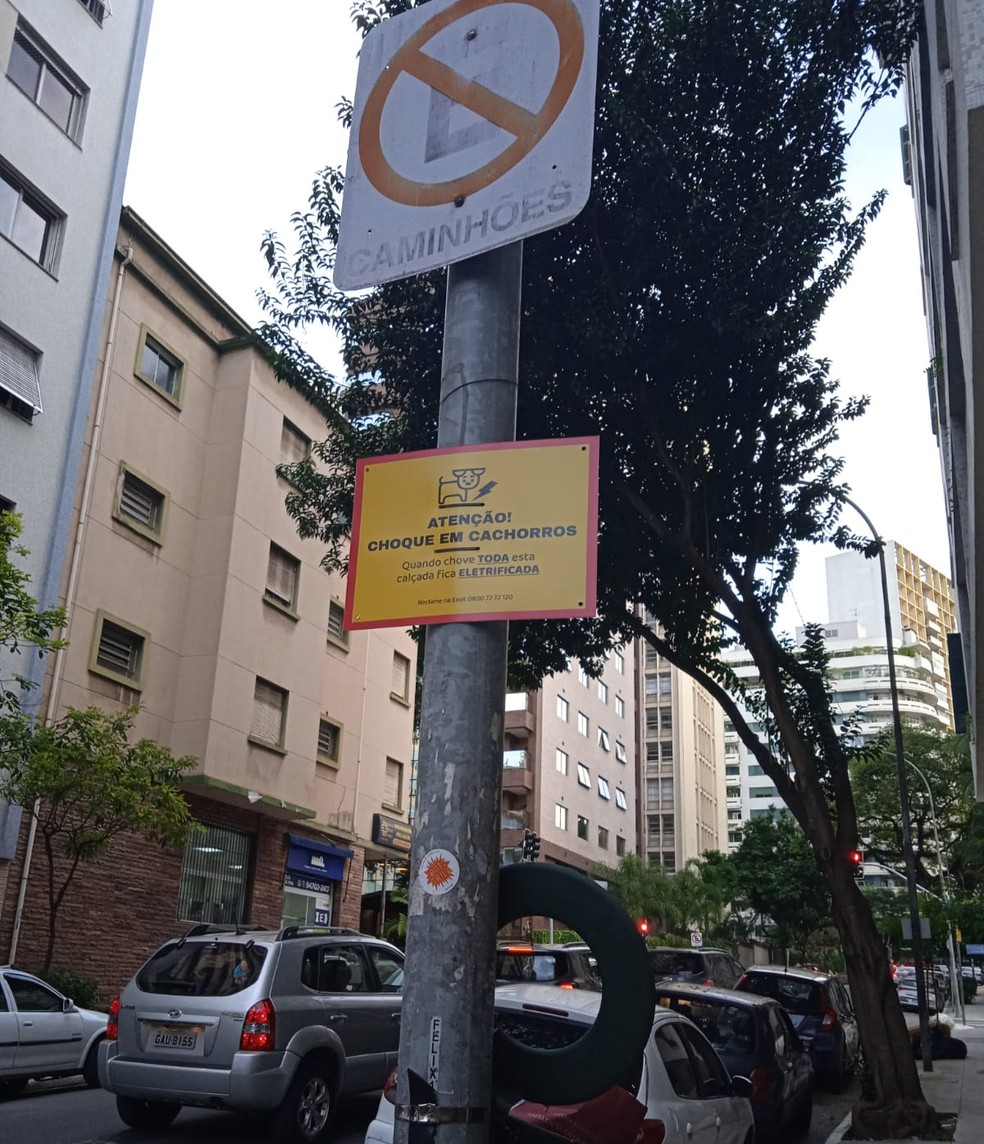 Placa colocada na Santa Cecília pelo comerciante Anderson Boeira.  — Foto: Maria Paula Ferraz/Acervo pessoal