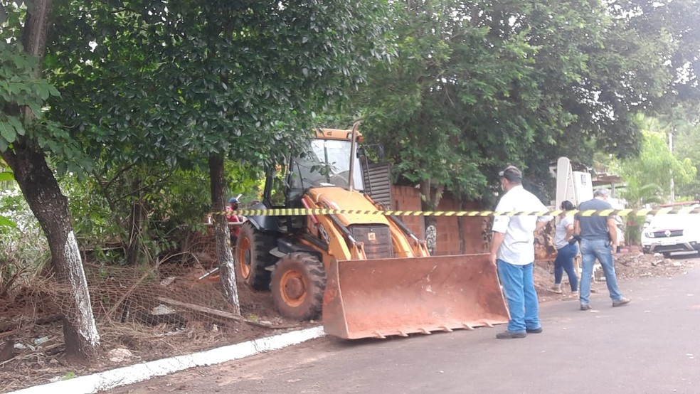 Polícia encontra corpos de mãe e filha enterrados em quintal de casa em Pompeia — Foto: Portal NC Pompeia/Divulgação