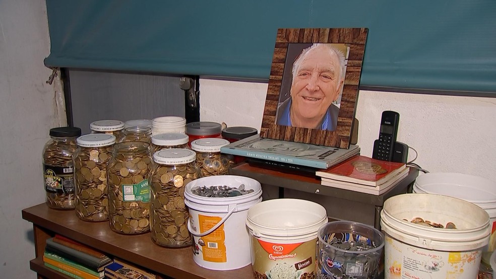 Cole��o era organizada em potes que ficavam no escrit�rio da casa do idoso � Foto: TV TEM/Reprodu��o