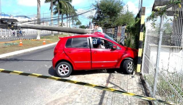 Carro bate em poste e derruba equipamento em Feira de Santana; motorista ficou preso às ferragens