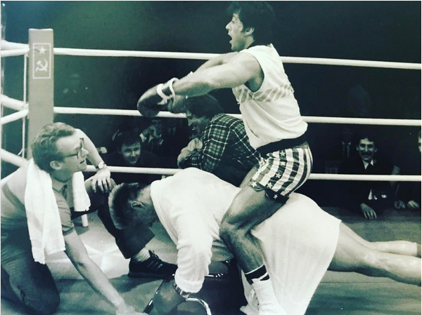 Sylvester Stallone brincando com Dolph Lundgren no set de Rocky IV (1985) (Foto: Instagram)