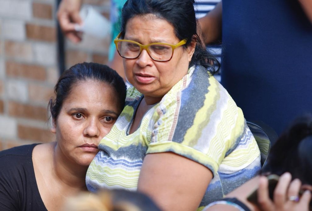 Angústia na espera por notícias na Muzema — Foto: Marcos Serra Lima/G1