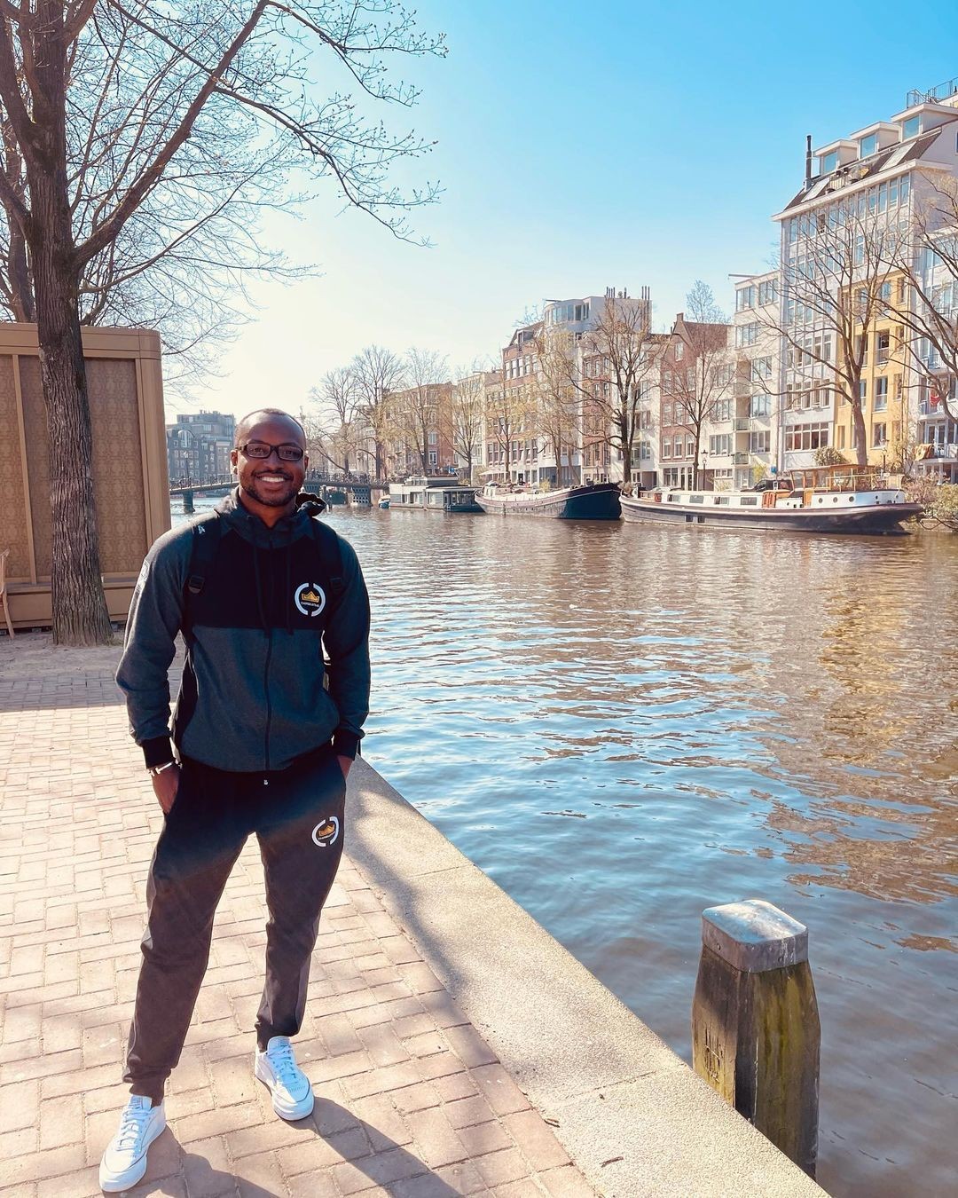 Thiaguinho posa em Amsterdã durante sua turnê na Europa (Foto: Reprodução/Instagram)