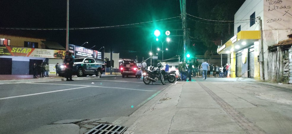 Acidente aconteceu em cruzamento de Campo Grande — Foto: Vinícius Santana/TV Morena