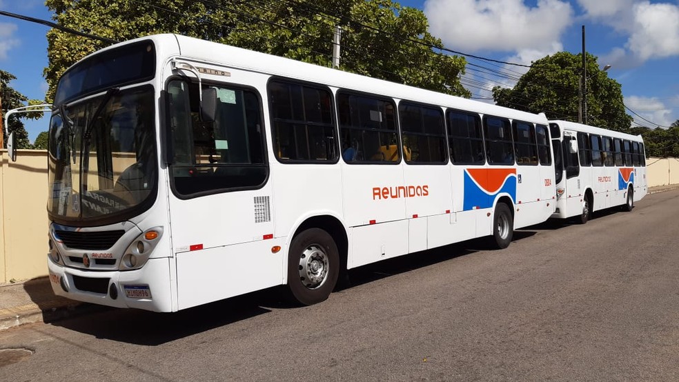 Dois ônibus foram assaltados em locais próximos na manhã deste sábado (14) — Foto: Sérgio Henrique Santos/Inter TV Cabugi