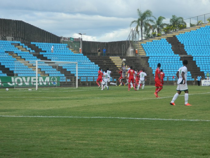 Os goleiros do Ipatinga e do América-TO fizeram grandes defesas (Foto: Kaleo Martins / Globoesporte.com)