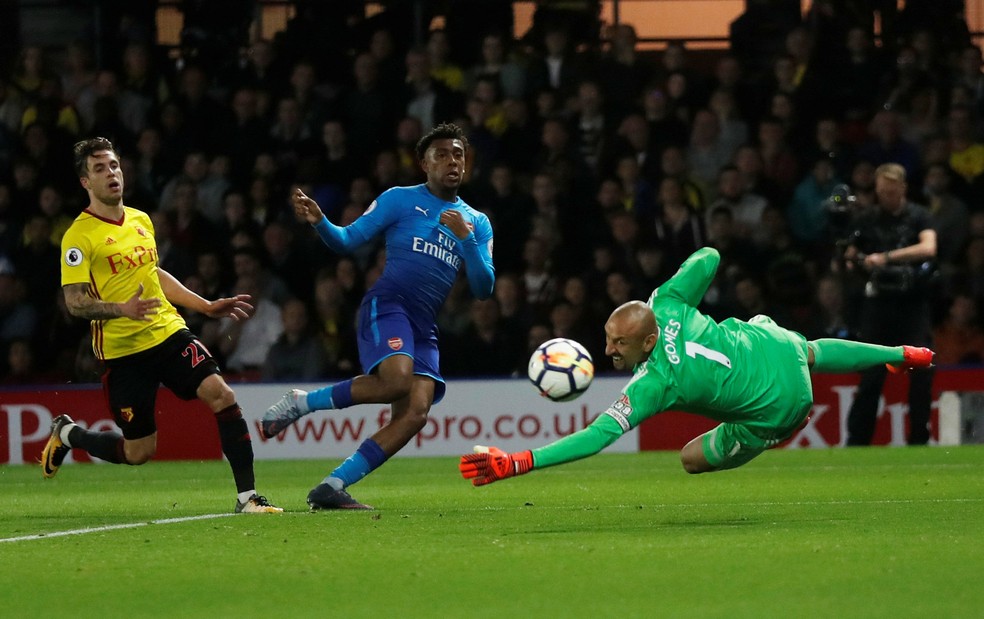 Gomes defende chute de Alex Iwobi: goleiro brasileiro também participa da grande campanha do Watford  (Foto: Reuters)