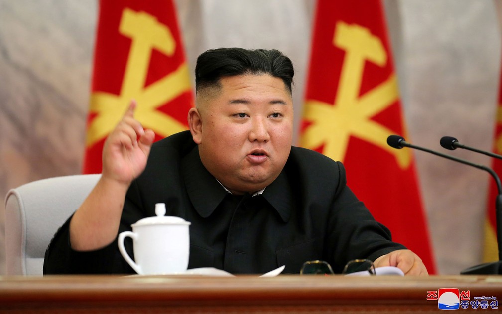 O líder norte-coreano Kim Jong-un, durante conferência do Comitê Militar Central do Partido dos Trabalhadores da Coreia, em imagem divulgada pela Agência Central de Notícias da Coreia do Norte no sábado (23) — Foto:  KCNA via Reuters 