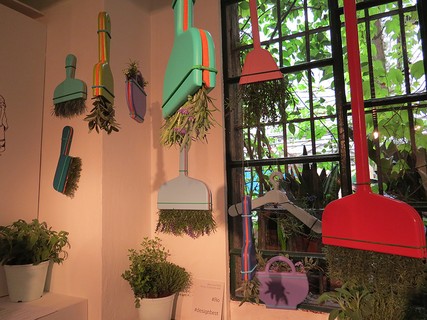 O espaço da designer italiana Alessandra Baldereschi na galeria Rossana Orlandi era um dos mais concorridos. Com o projeto Grandmother Tips, ela mostra que ervas aromáticas podem ser usadas para ajudar no dia-a-dia. Atrás das embalagens (lindas, por sinal), há uma receita de como usar cada erva