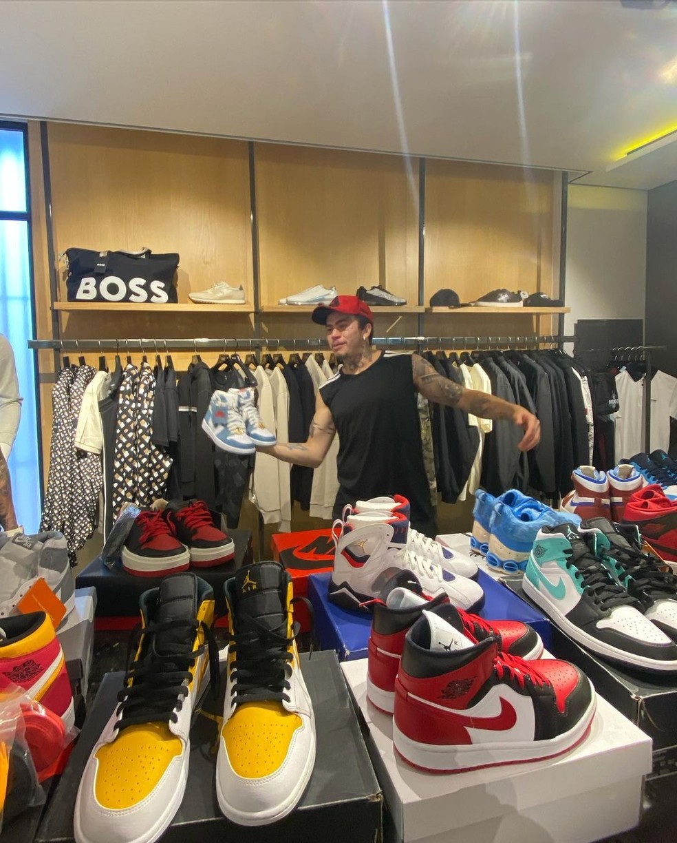 Whindersson Nunes gasta R$ 60 mil em 20 pares de tênis para distribuir em show  — Foto: Reprodução/Instagram