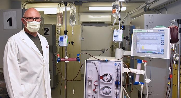 Como médicos canadenses estão utilizando a diálise para tratar a Covid-19. Acima: Chris McIntyre ao lado da máquina de diálise modificada (Foto: Lawson Health Research Institute)