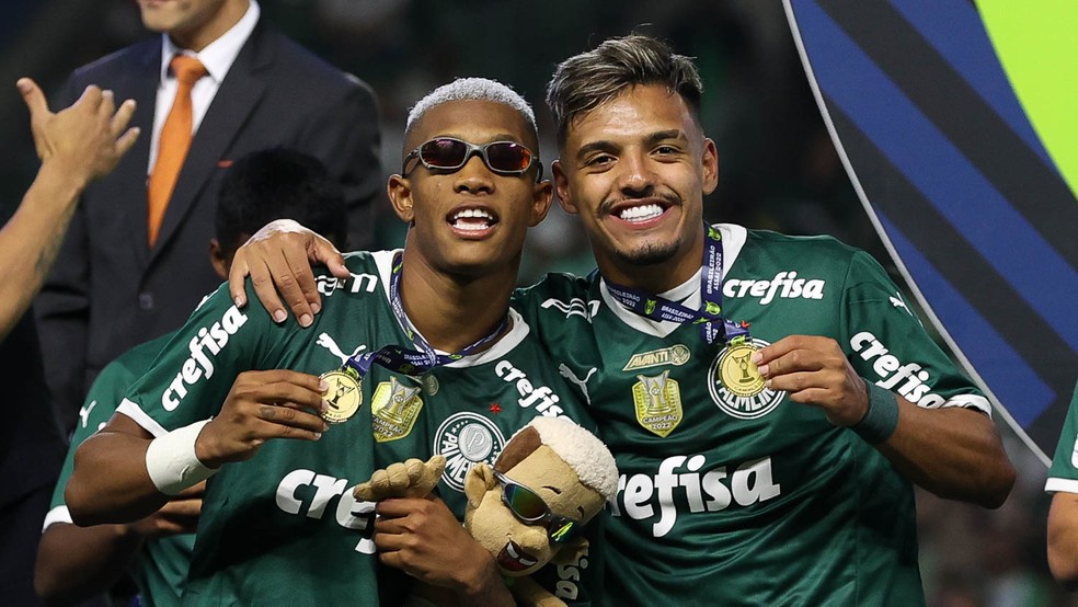Danilo e Gabriel Menino na comemoração do título do Brasileiro do Palmeiras — Foto: Cesar Greco / Palmerias