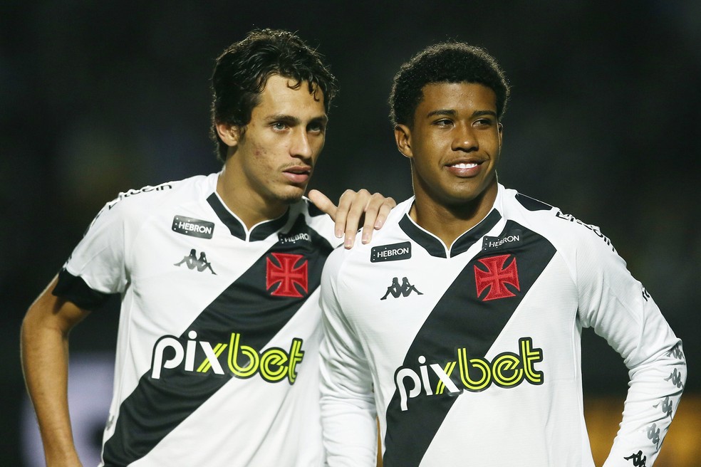 Marlon Gomes e Andrey Santos em Vasco x Guarani — Foto: Daniel Ramalho / Vasco