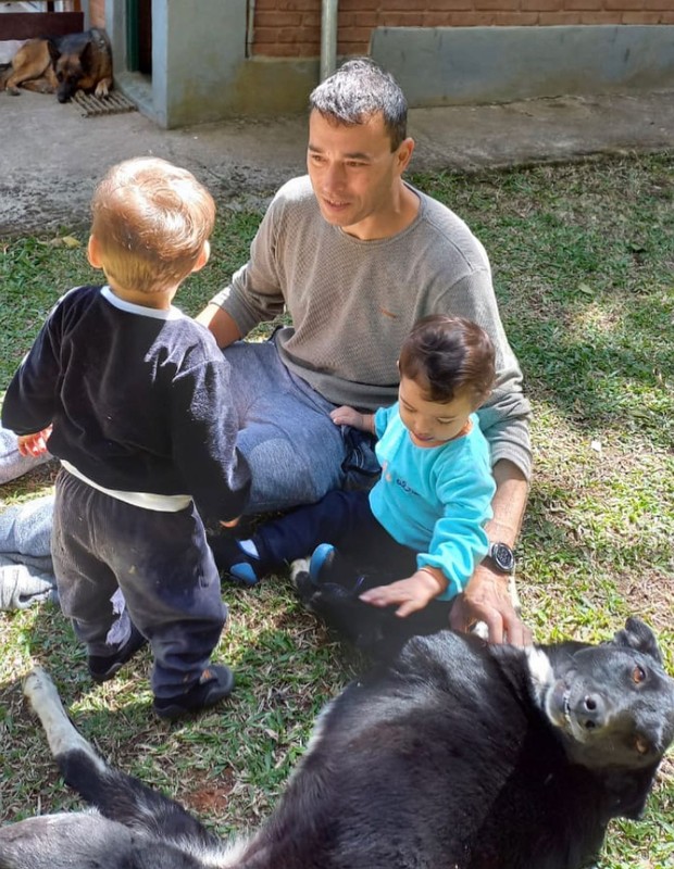 André Rizek com os filhos e o cachorro (Foto: Reprodução/Instagram)