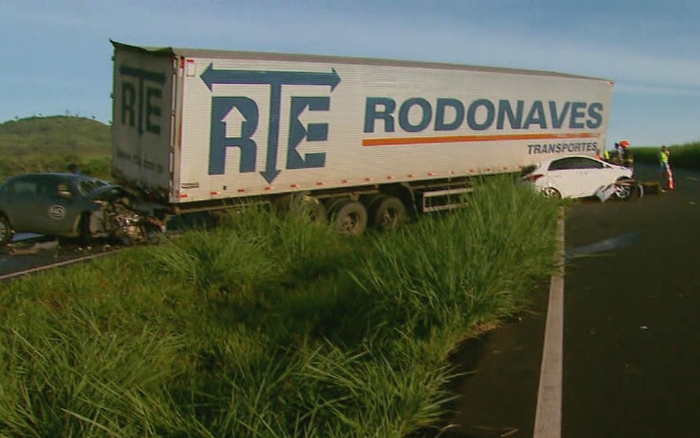 Dois carros atingiram carreta que derrapou na Rodovia AbrÃ£o Assed em Serra Azul, SP â Foto: Ronaldo Gomes/EPTV