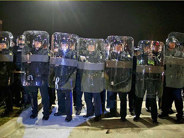 Tropa de choque protege o Departamento de Polícia de Ferguson, no Missouri. (Foto: Adrees Latif / Reuters)