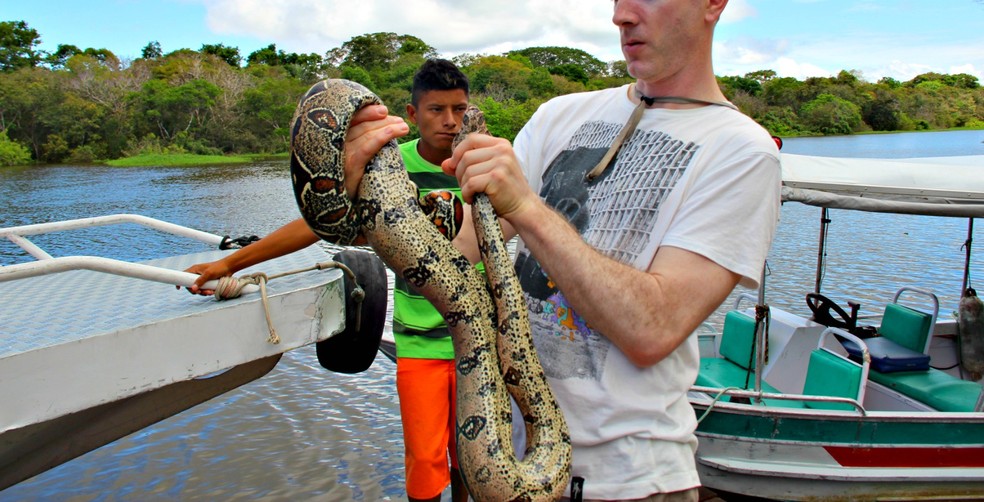 Turismo com animais é comum durante passeios para reservas e parques ecológicos no Amazonas (Foto: Camila Henriques/G1 AM)