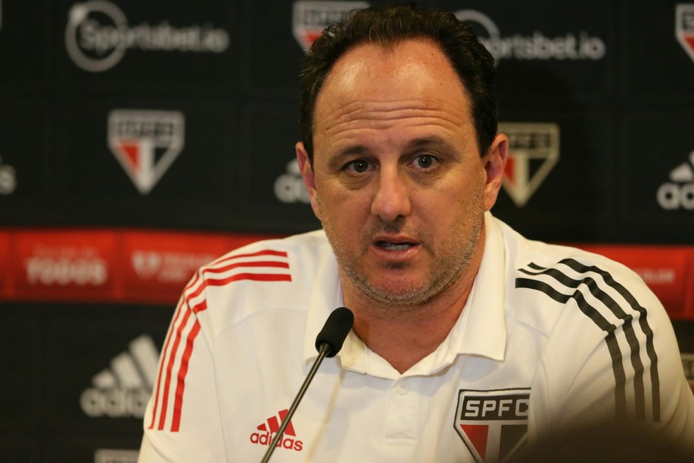 Rogério Ceni na coletiva deste domingo — Foto: Fabiane de Paula / SVM