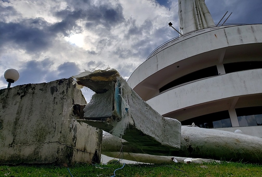 Parte de monumento despencou com o vento em Joaçava — Foto: Marcelo Santos/ CDL
