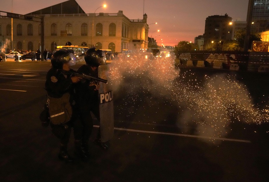 Polícia enfrenta manifestantes em marcha contra a presidente Dina Boluarte, em Lima, Peru