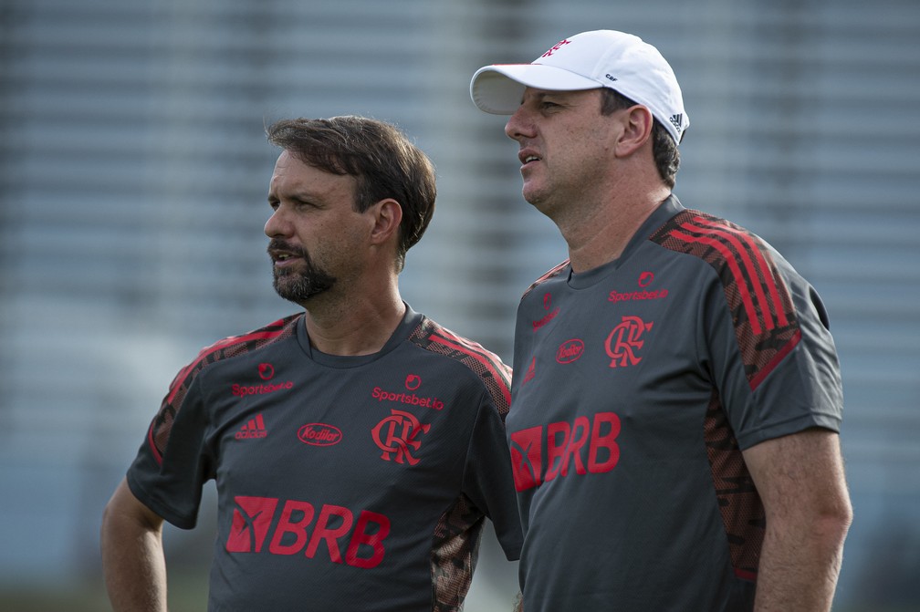 Mauricio Souza conversa com Rogério Ceni em treino do Flamengo — Foto: Alexandre Vidal / Flamengo