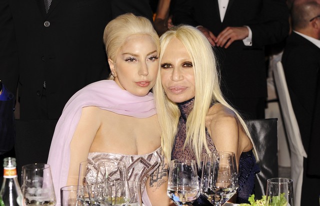 Lady Gaga e Donatella Versace (Foto: Getty Images/Dimitrios Kambouris)