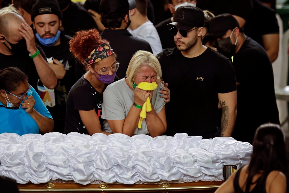 Parentes e amigos de Marília Mendonça emocionados durante o velório. — Foto: Ueslei Marcelino/Reuters