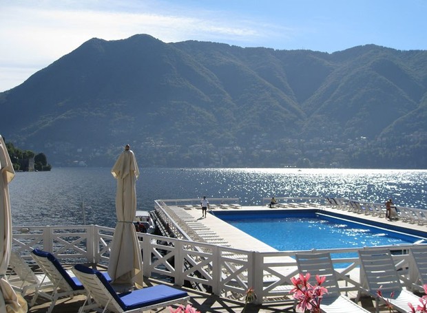 Flutuando sobre o lago, a piscina tem vista para as montanhas italianas (Foto: Villa d’Este/ Reprodução)