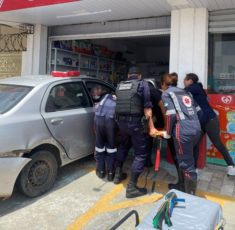 Carro invade farmácia em Parnamirim, na Grande Natal — Foto: Cedida