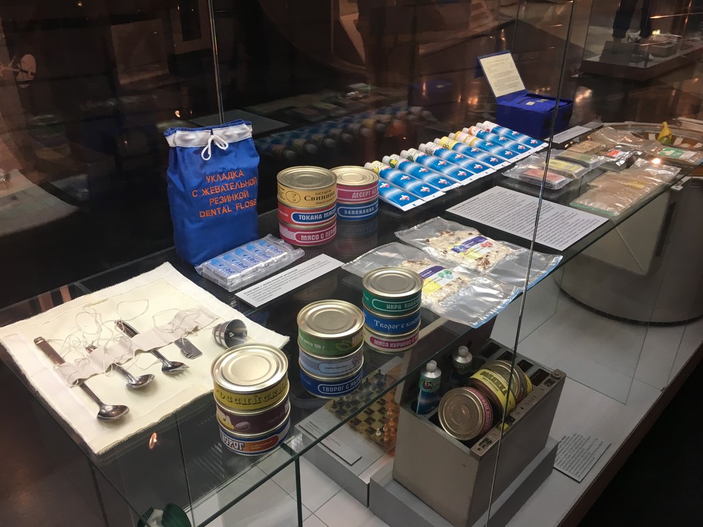 Comidas e objetos utilizados pelos cosmonautas (Foto: G1/ Adriane Schultz)