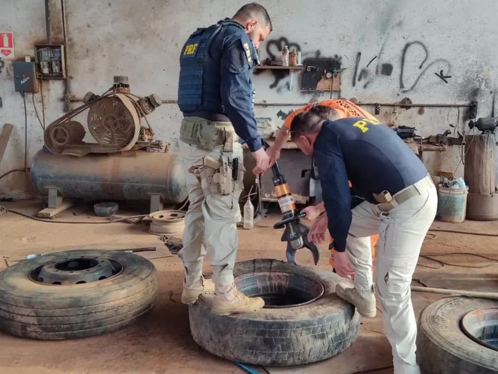 Corpo de Bombeiros precisou usar desencarcerador para abrir pneus carregados de droga — Foto: PRF/Divulgação