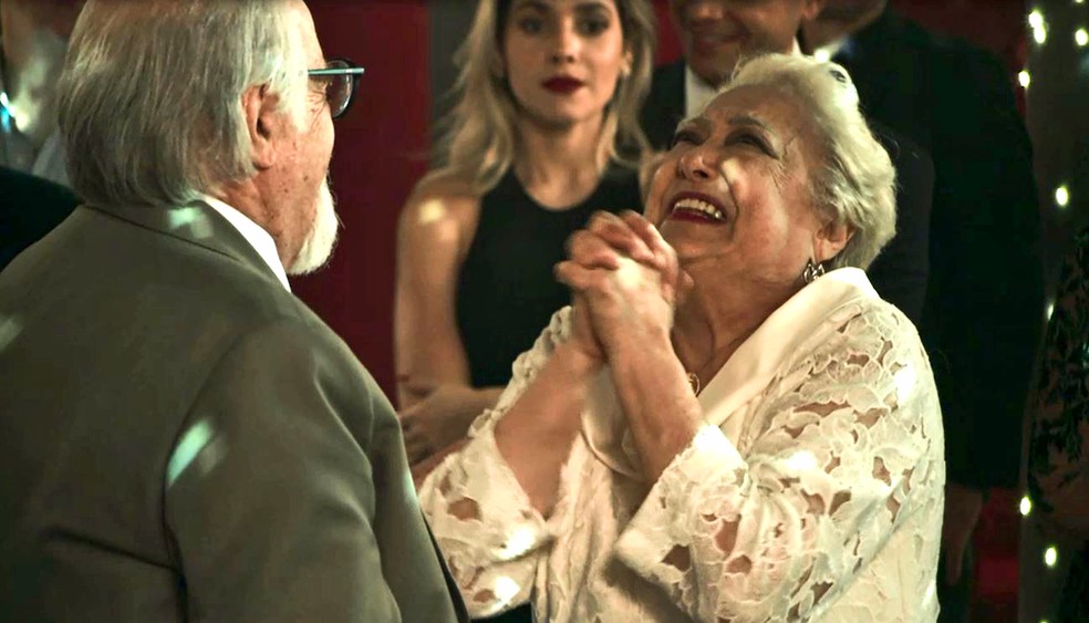 Marlene (Suely Franco) fica radiante com pedido de Antero (Ary Fontoura), em 'A Dona do Pedaço' — Foto: Globo