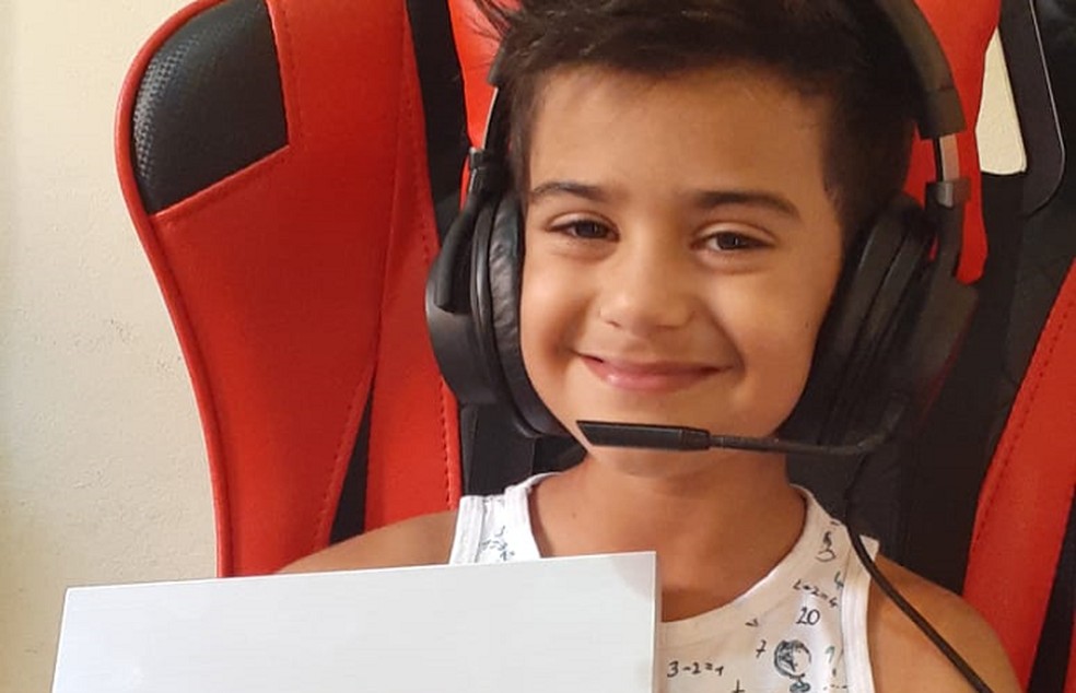 Kid Player, streamer de sete anos, recebeu a placa de 100 mil inscritos do YouTube — Foto: Reprodução/Facebook/KidPlayerR
