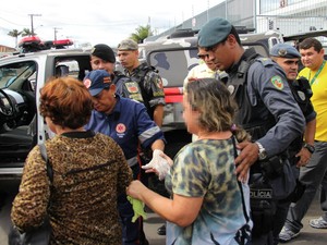 Após a detenção dos suspeitos, reféns foram socorridos pelo Samu (Foto: Rickardo Marques/G1 AM)