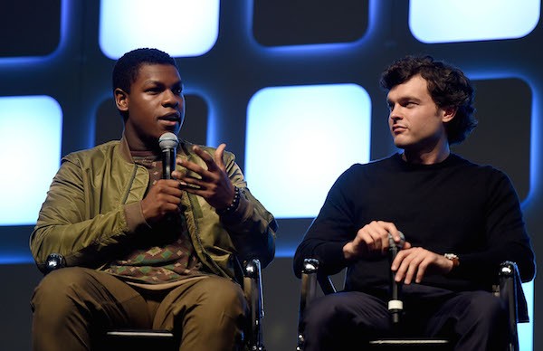 O ator Alden Ehrenreich ao lado de John Boyega, intérprete de Finn na série 'Star Wars' (Foto: Getty Images)