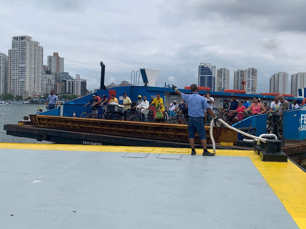 Primeira operação da balsa foi realizada após entrega da obra nesta quarta-feira (1º) em Guarujá, no litoral de São Paulo. — Foto: Luciana Moledas/g1
