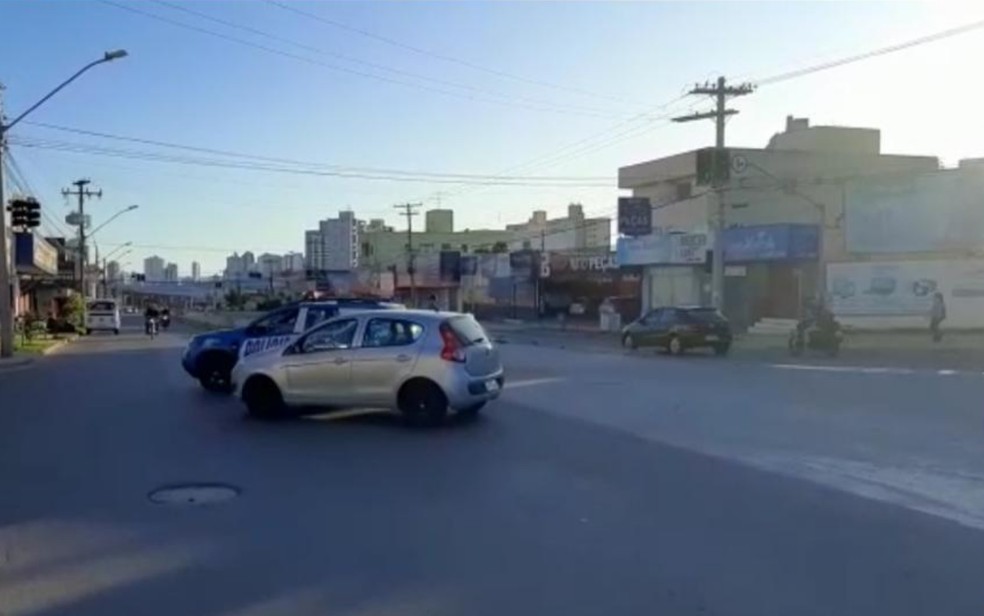 Homem dorme dentro de carro em avenida de Goiânia, Goiás — Foto: Iron Júnior/TV Anhanguera