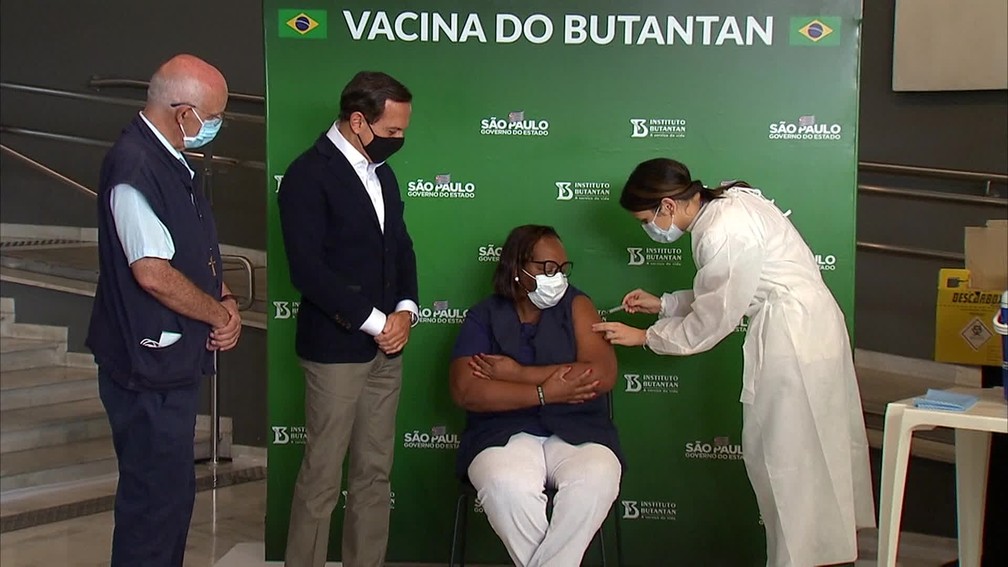 Mônica foi vacinada novamente pela enfermeira Jessica Pires de Camargo, responsável por aplicar a primeira dose — Foto: Reprodução/TV Globo