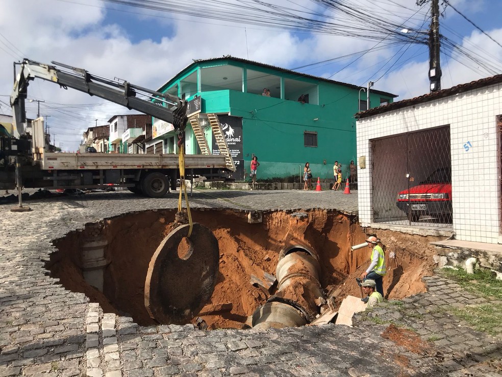 Cratera se abriu em rua em Felipe Camarão, em Natal, RN — Foto: Geraldo Jerônimo/Inter TV Cabugi