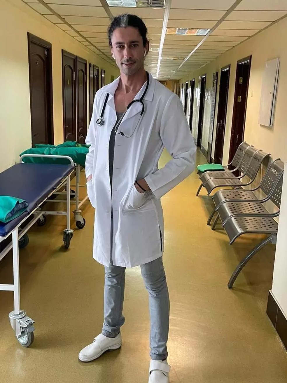 O médico brasileiro Rony de Moura, num hospital em Kiev. — Foto: Arquivo Pessoal