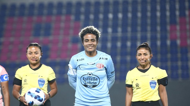 A goleira Luciana antes da partida da Ferroviária contra o Ñañas, pela Libertadores