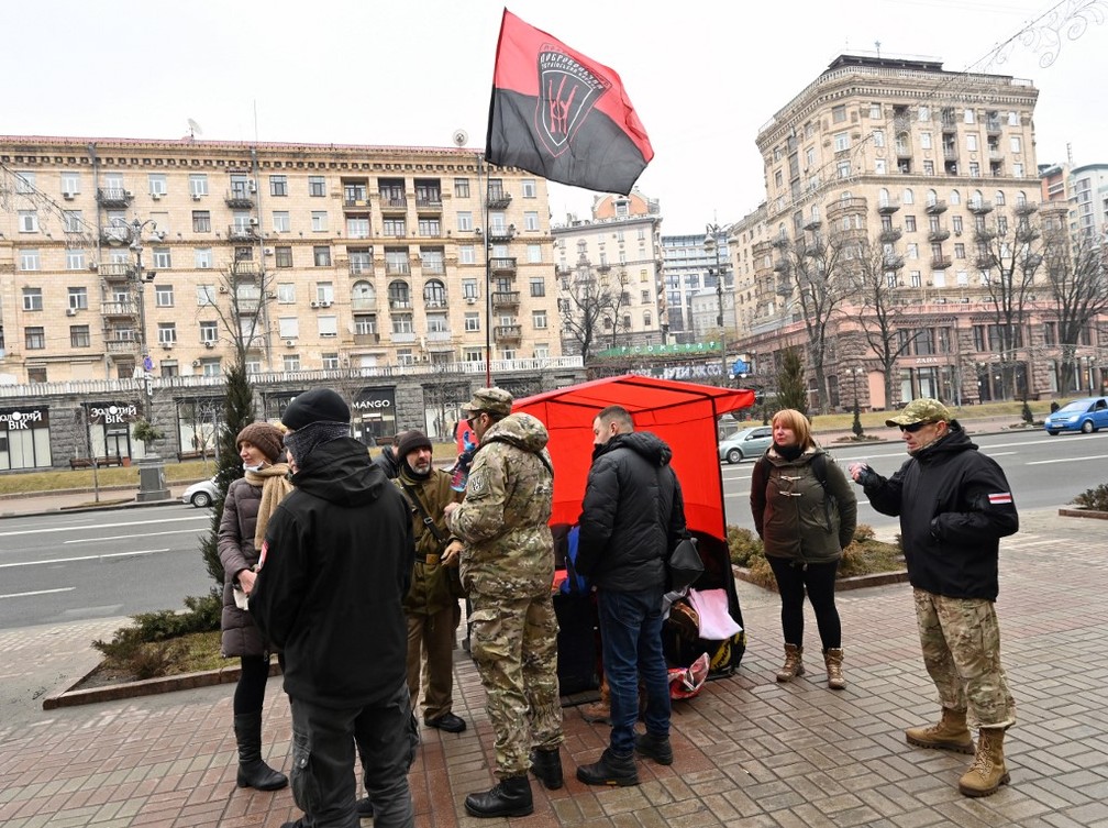 No centro de Kiev, na Ucrânia, pessoas fazem fila para se voluntariar em um batalhão iniciado por um grupo de extrema direita, em 24 de fevereiro de 2022 — Foto: Sergei Supinsky / AFP