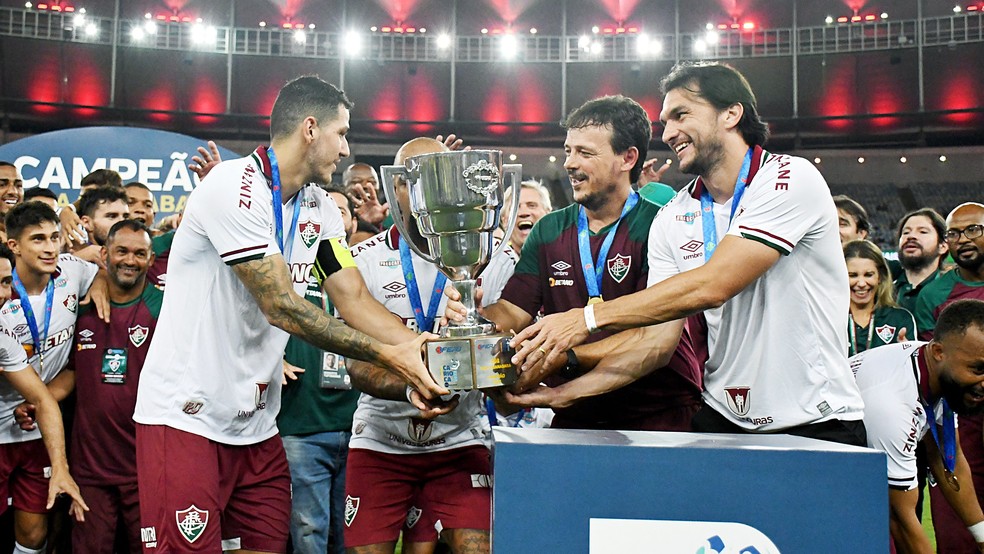 Diniz levanta trof&eacute;u da Ta&ccedil;a Guanabara com Nino, Felipe Melo e Matheus Feraz &mdash; Foto: Mailson Santana / Fluminense FC